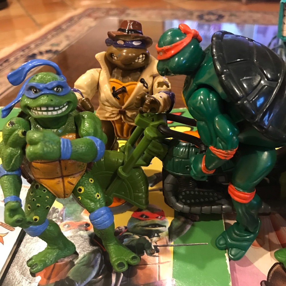 ~~~~~~~~~~~ SOLD__FOUR MOVEABLE NINJA TURTLES/THE NINJA TURTLE MOTORCYCLE/BOOKS - Picture 1 of 16